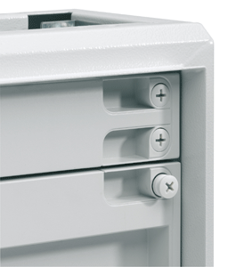 Front plates with self-retaining screws Front plates with self-retaining screws